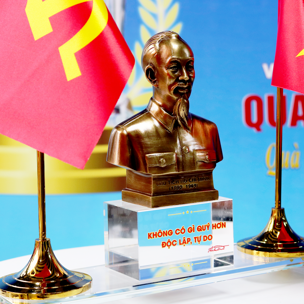 Quà Đại Hội Đảng Tượng Chân Dung Bác Hồ Để Bàn Làm Việc