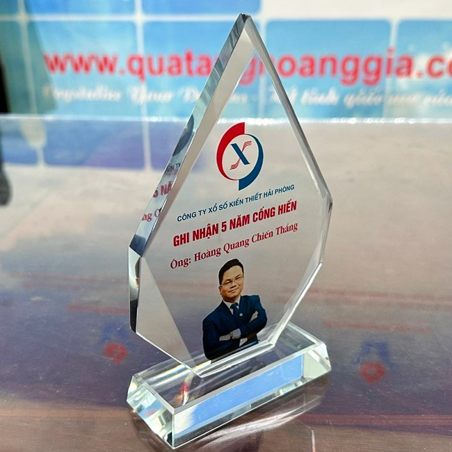 Quà Vinh Danh Lãnh Đạo Xuất Sắc Năm - QCN94