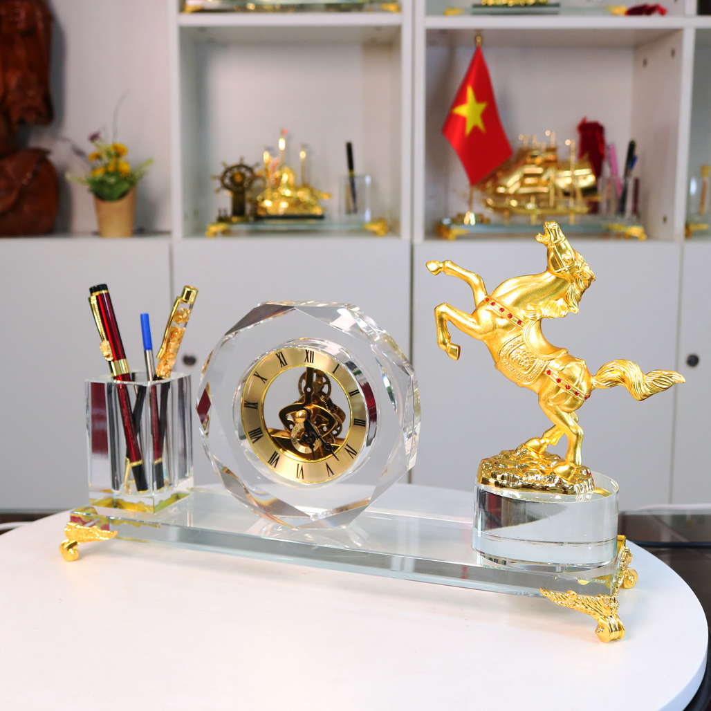 Quà tặng doanh nhân đồng hồ pha lê mã đáo thành công