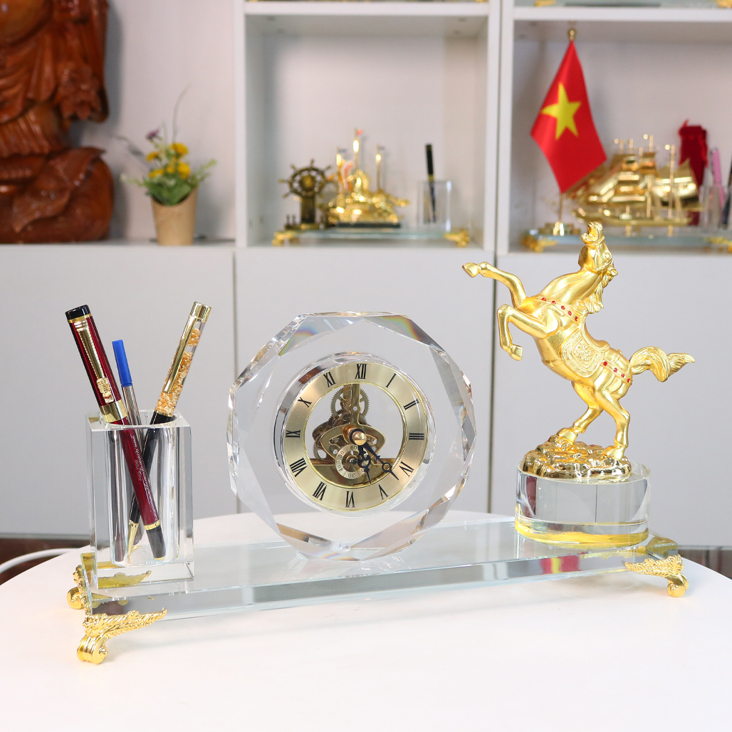 Quà tặng doanh nhân đồng hồ pha lê mã đáo thành công