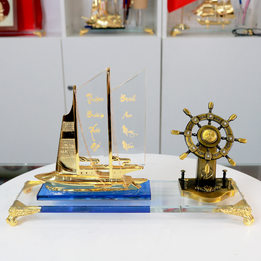 Thuyền Buồm Pha Lê Phong Cách Hiện Đại Cùng Bánh Lái