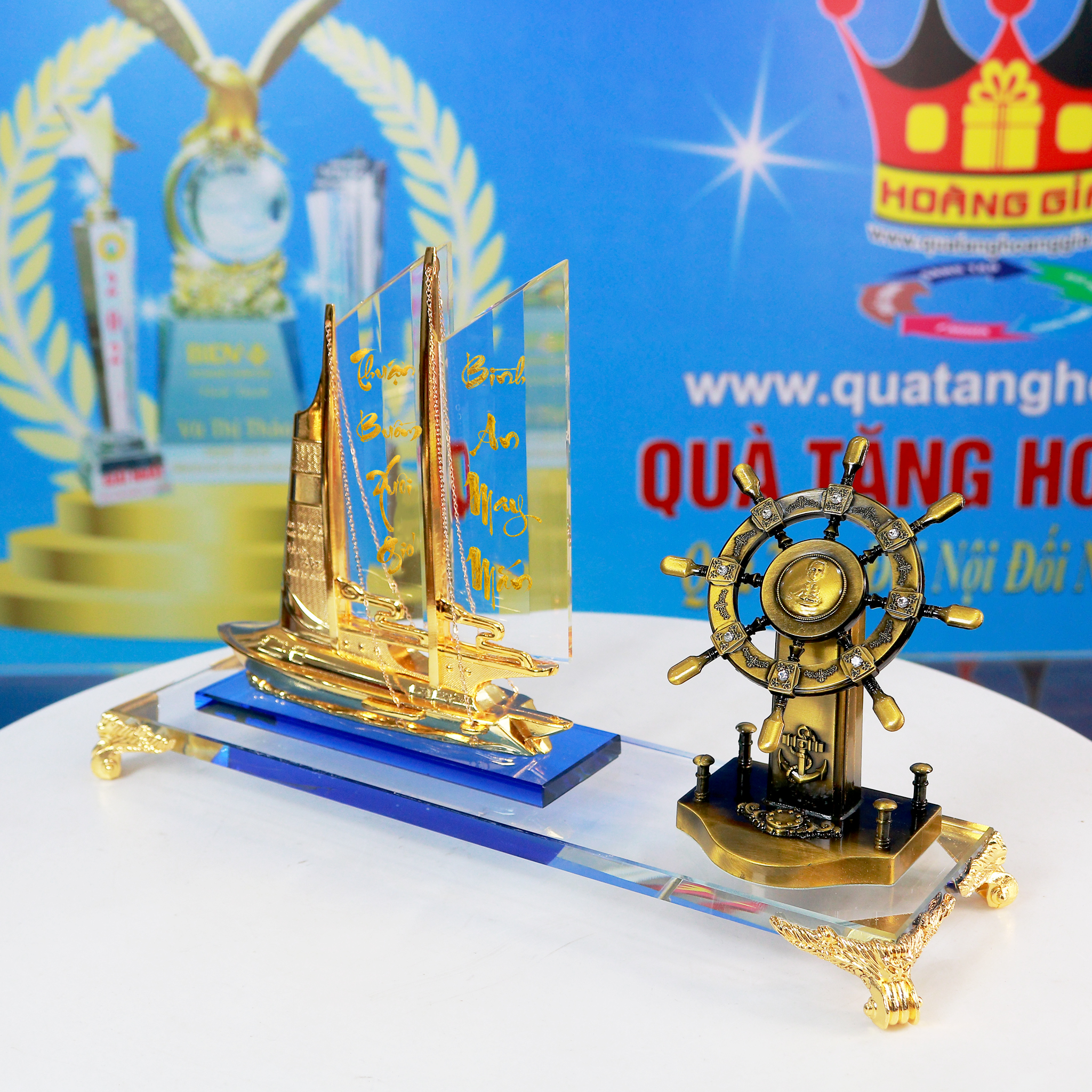 Thuyền Buồm Pha Lê Phong Cách Hiện Đại Cùng Bánh Lái