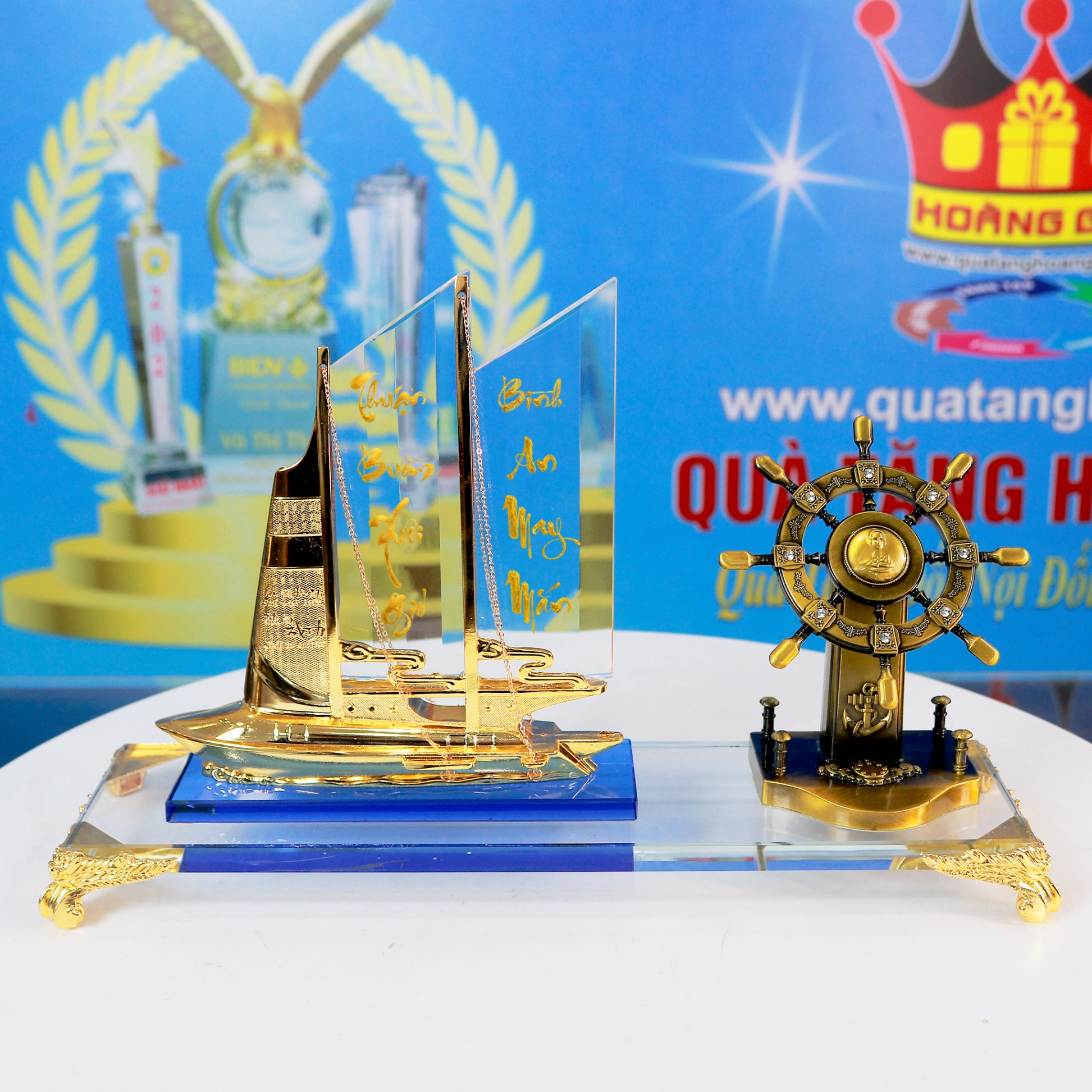 Thuyền Buồm Pha Lê Phong Cách Hiện Đại Cùng Bánh Lái