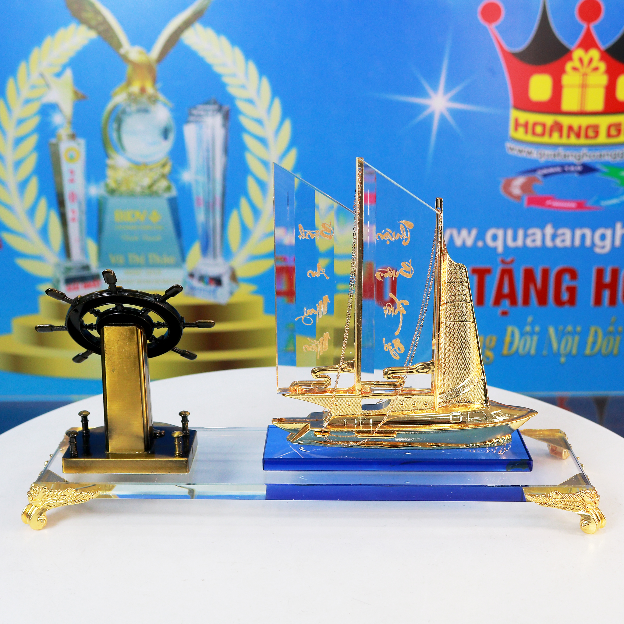 Thuyền Buồm Pha Lê Phong Cách Hiện Đại Cùng Bánh Lái