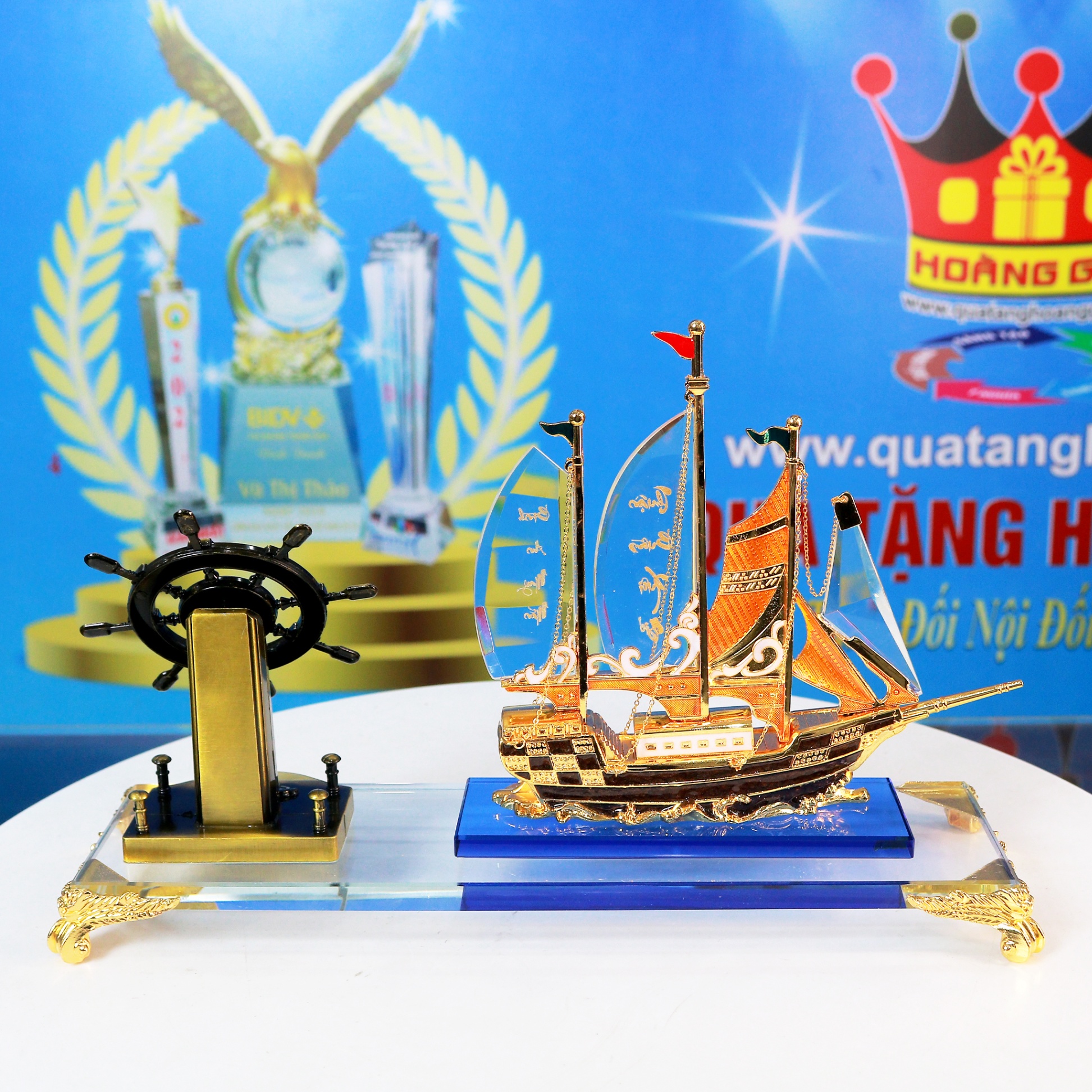 Thuyền Buồm Pha Lê Phong Cách Sang Trọng Cùng Bánh Lái