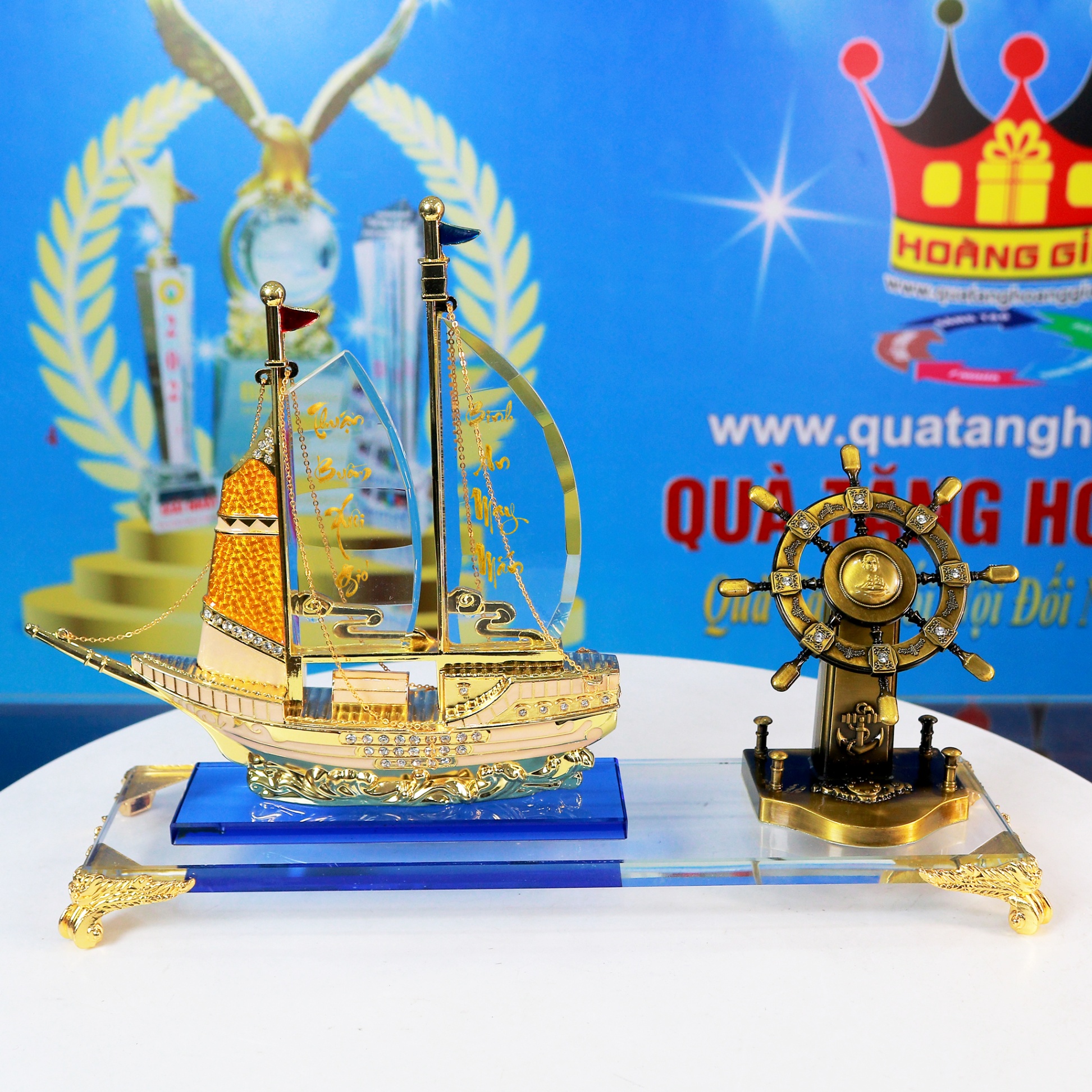Thuyền Buồm Pha Lê Phong Cách Truyền Thống Cùng Bánh Lái