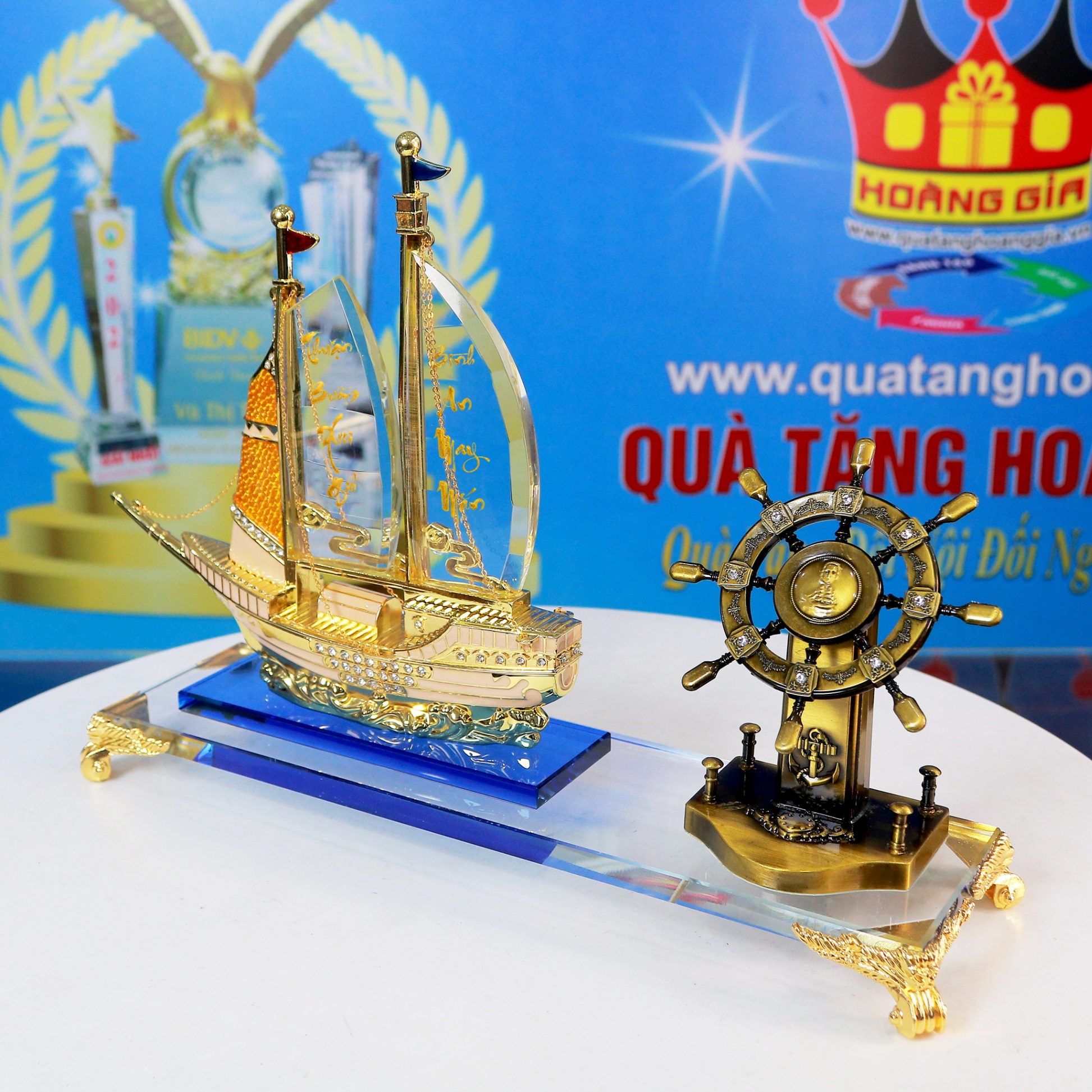 Thuyền Buồm Pha Lê Phong Cách Truyền Thống Cùng Bánh Lái