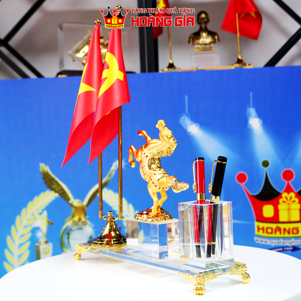 Bo-cam-but-Ma-Dao-Thanh-Cong-Ket-Hop-Co-Dang-Co-To-Quoc-De-Ban-Lam-Viec-2.png?v=1769682337