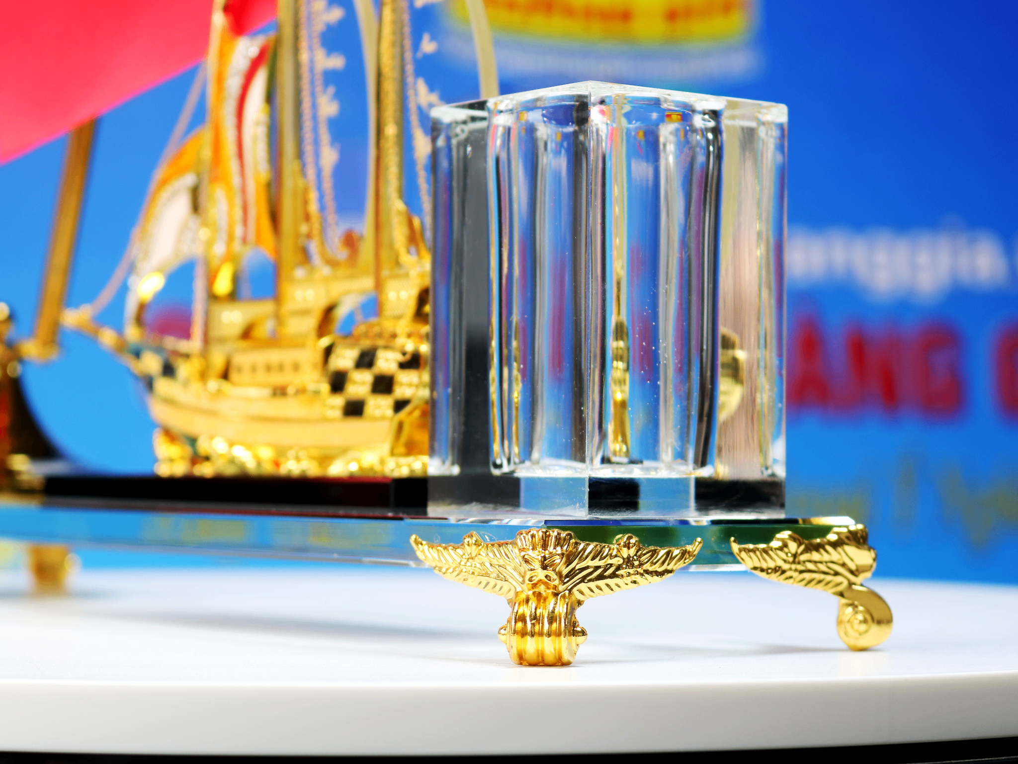 CB111-Bieu-trung-trang-tri-de-ban-hinh-thuyen-buom-pha-le-2.png