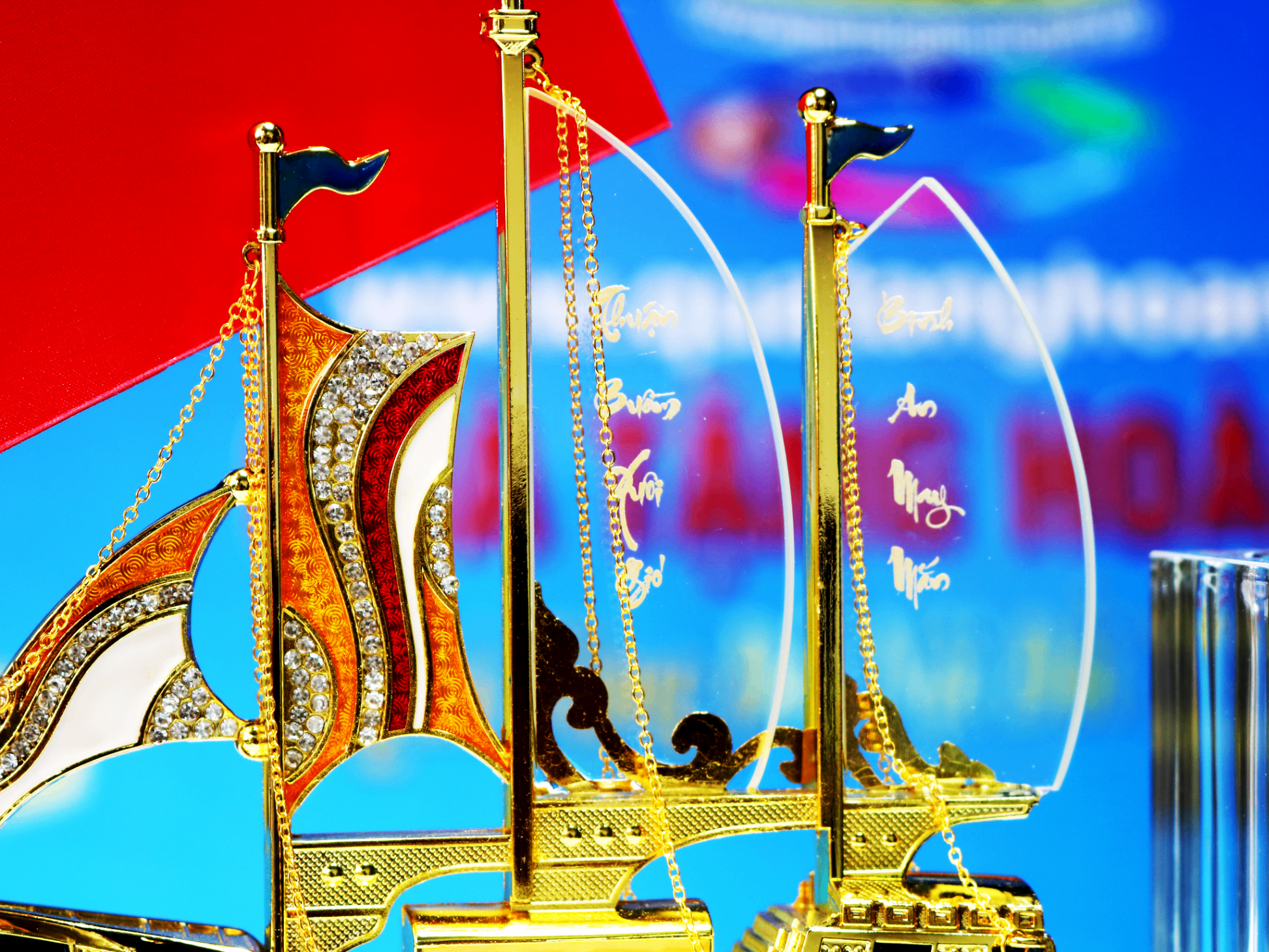CB111-Bieu-trung-trang-tri-de-ban-hinh-thuyen-buom-pha-le-3.png