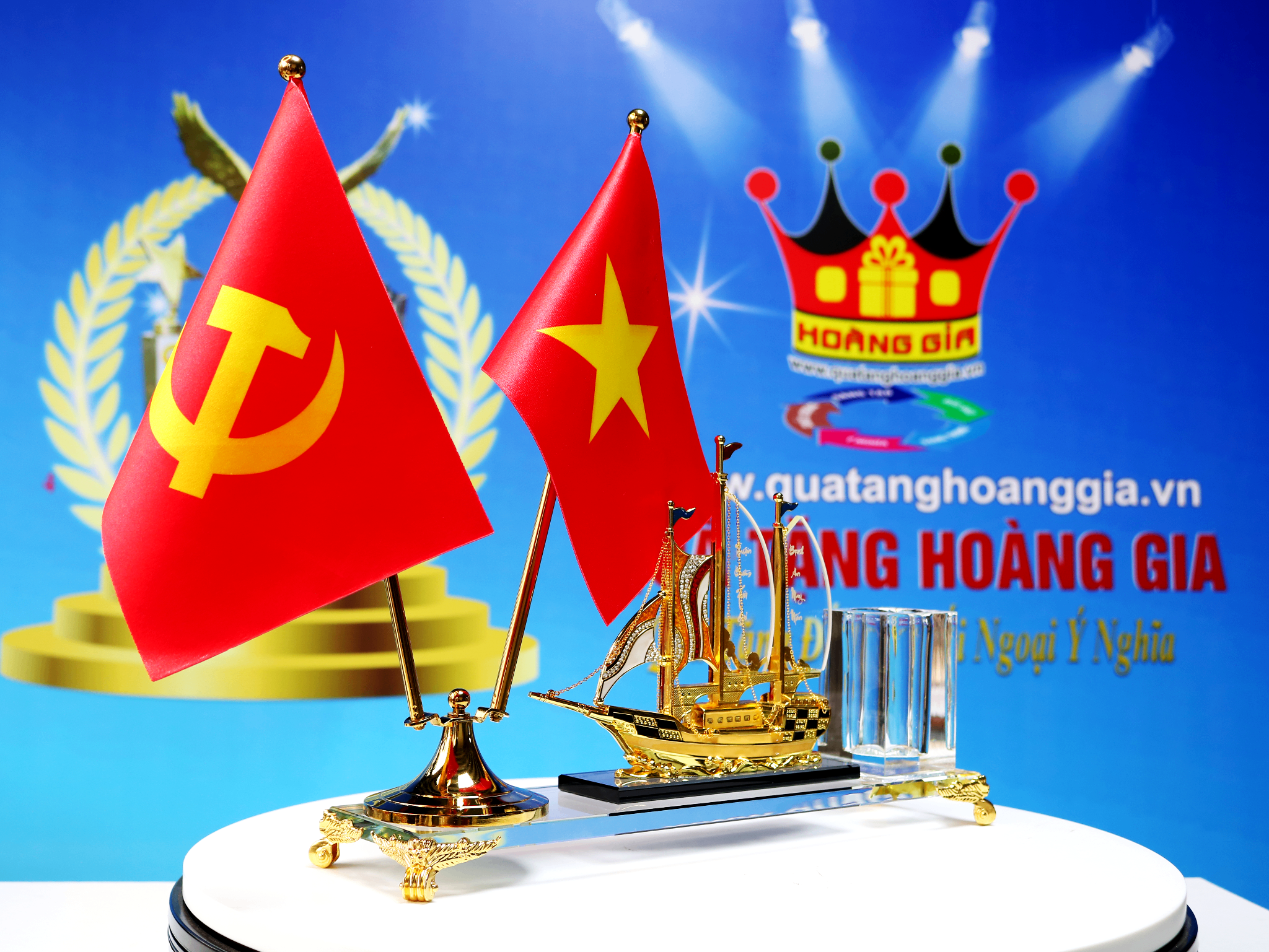 CB111-Bieu-trung-trang-tri-de-ban-hinh-thuyen-buom-pha-le.png