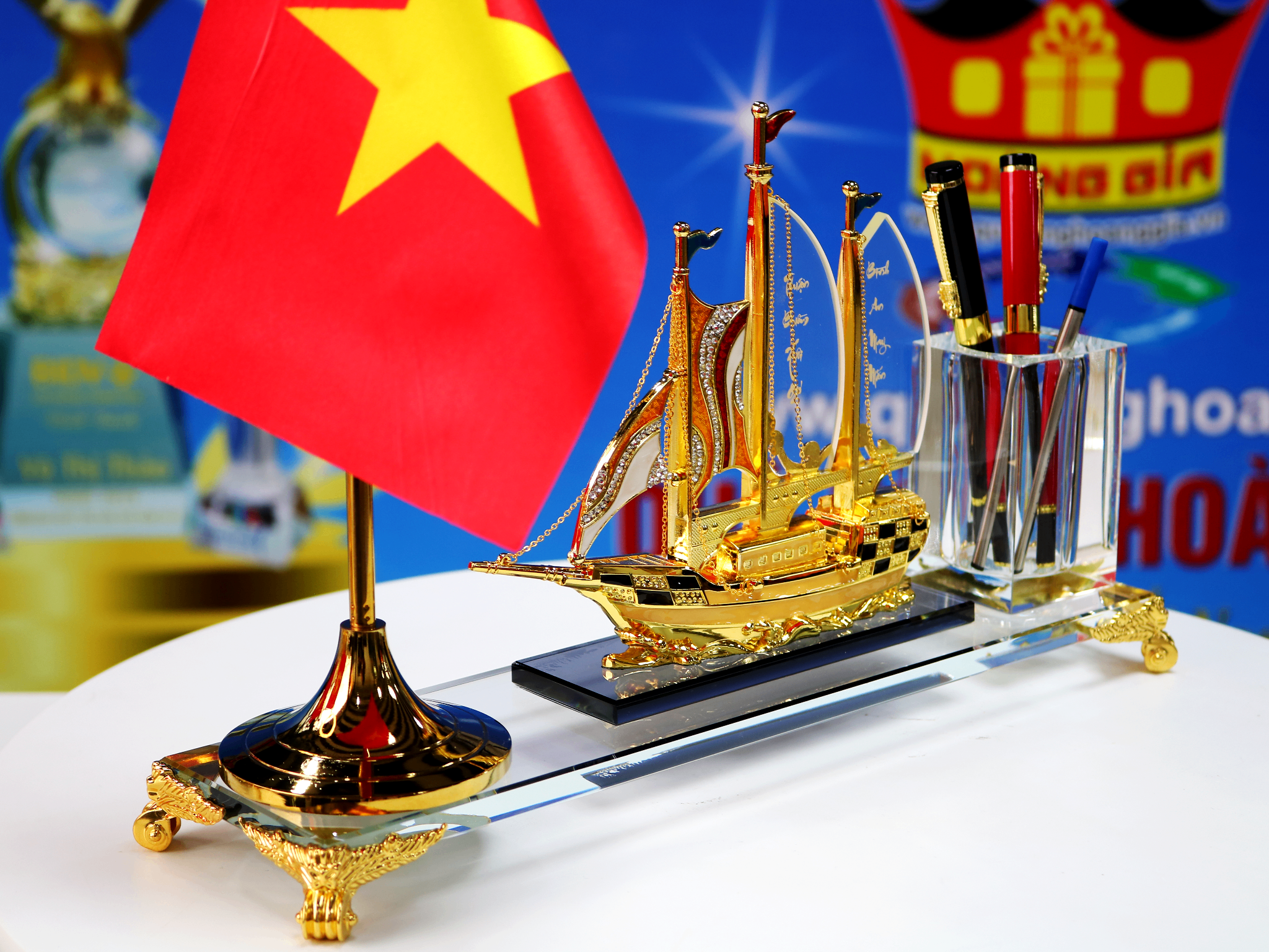 CB112C-Bieu-trung-trang-tri-de-ban-hinh-thuyen-buom_Cắm bút thuận buồm xuôi gió 10.png