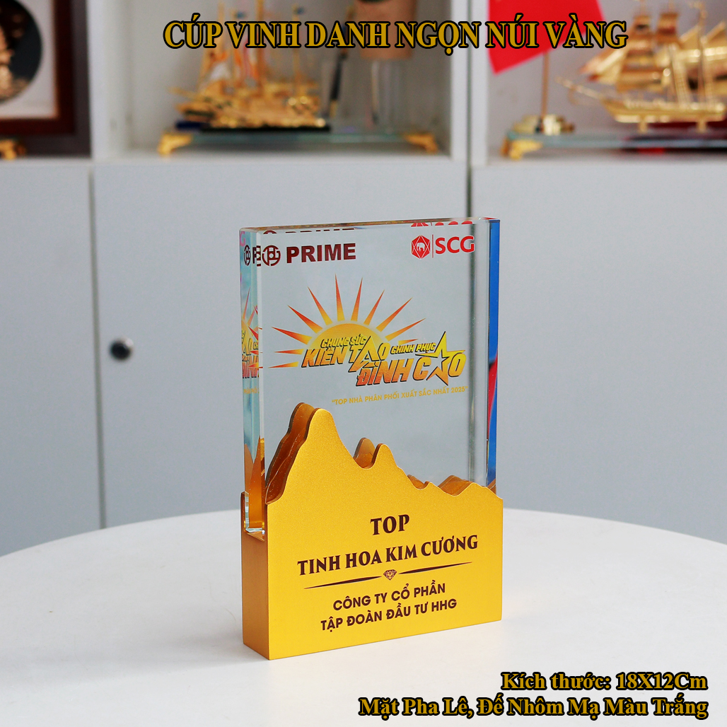 Cúp Vinh Danh Ngọn Núi Mặt Pha Lê Đế Nhôm Mạ Màu Vàng.jpg