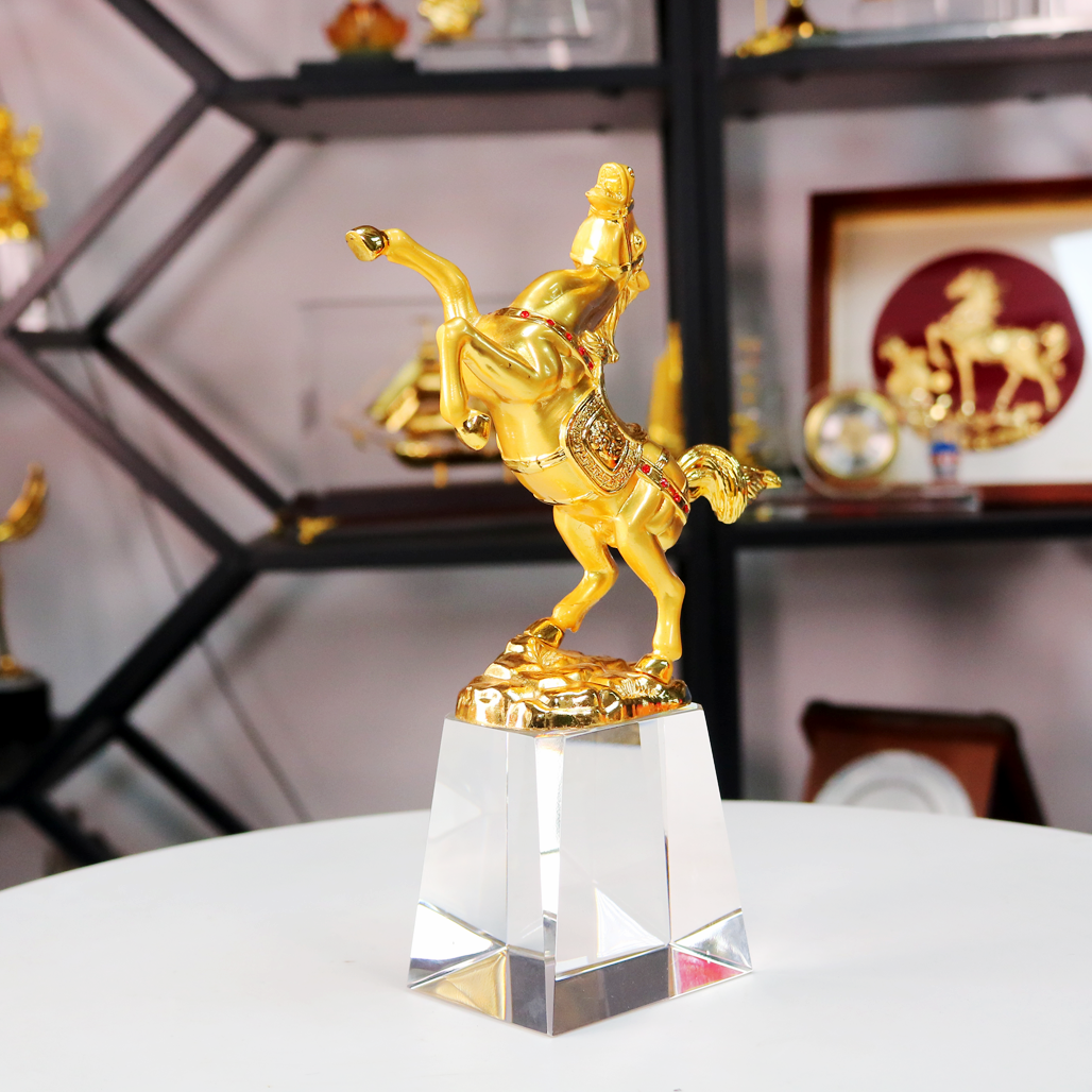 MD19-Cup-Vinh-Danh-Ma-Dao-Thanh-Cong-Ngua-Vang-Ve-Dich-2.png?v=1770101870