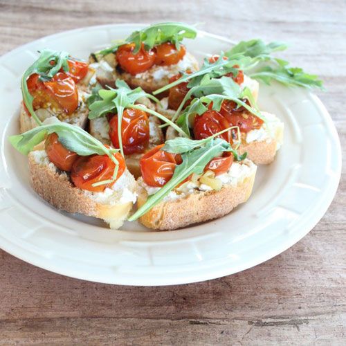 Bánh mì ăn kèm cà chua