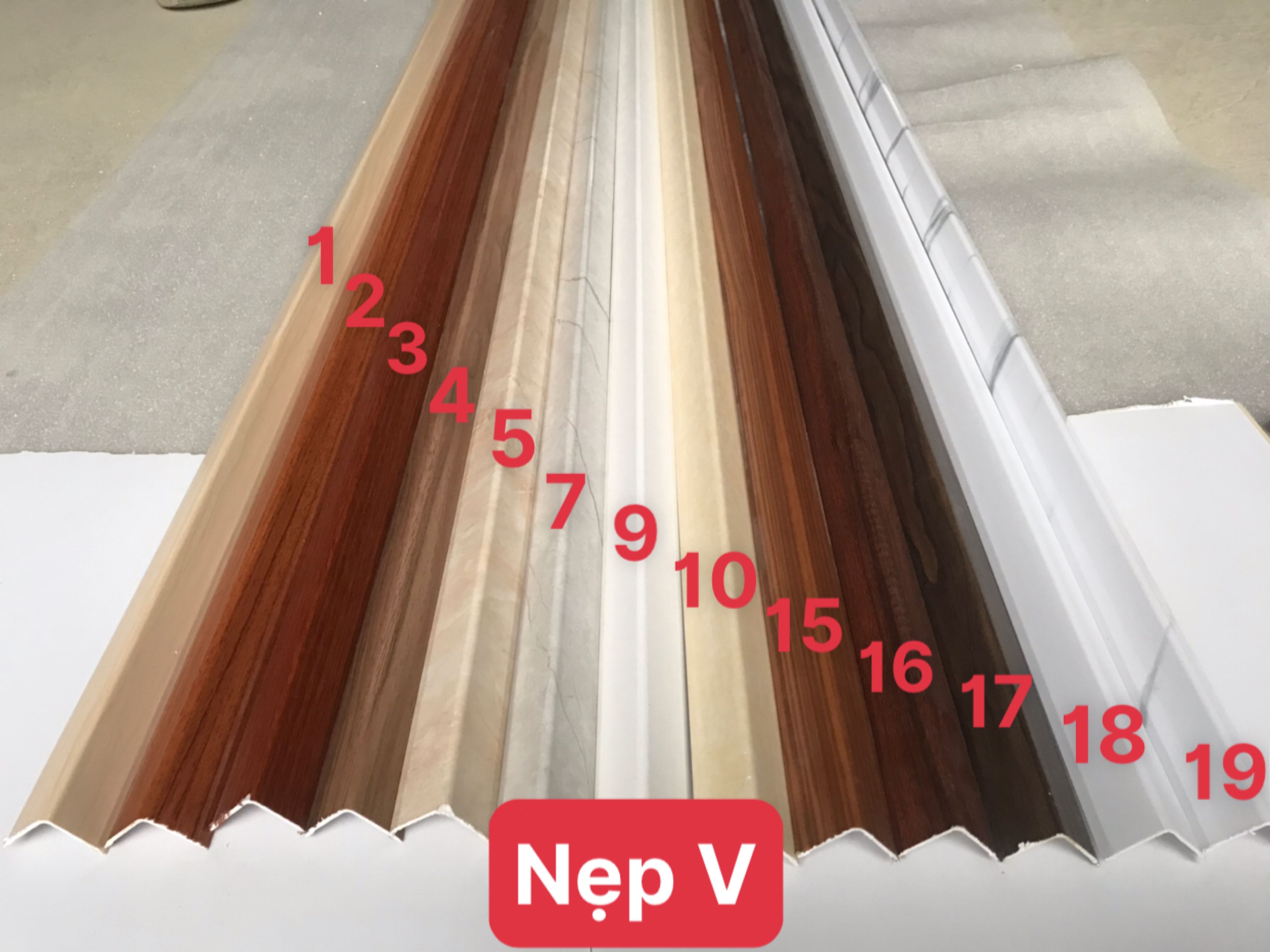 Nẹp V tấm ốp R18