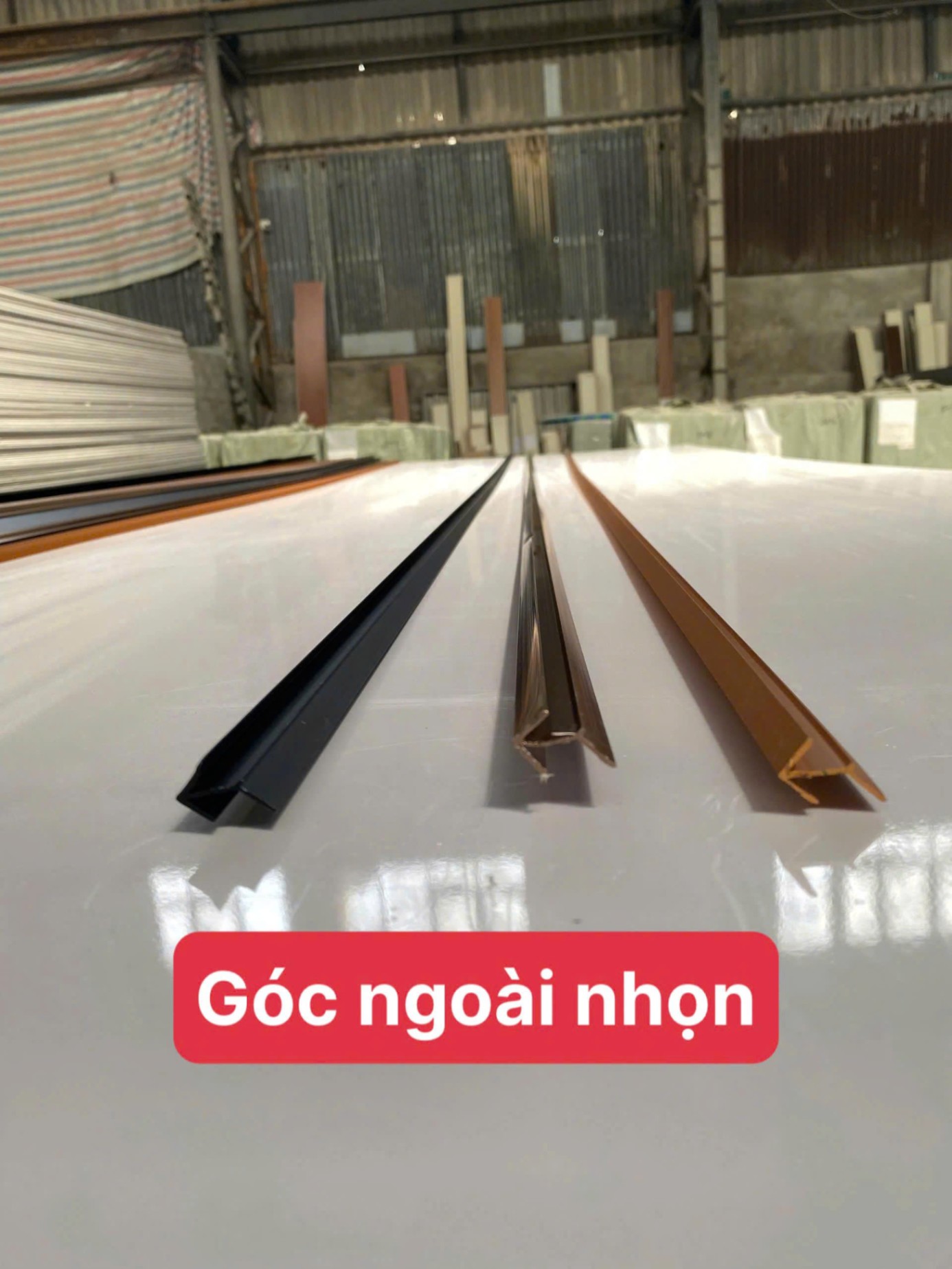 GÓC NGOÀI NHỌN SÂM-PANH