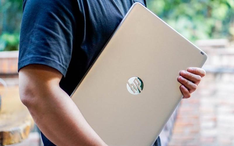 Không nên cầm laptop bằng 1 tay