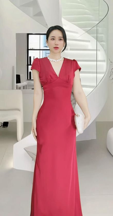 Đầm Dài Chấm Bi Ôm Dáng Sang Trọng – Thiết Kế Cổ V Quyến Rũ