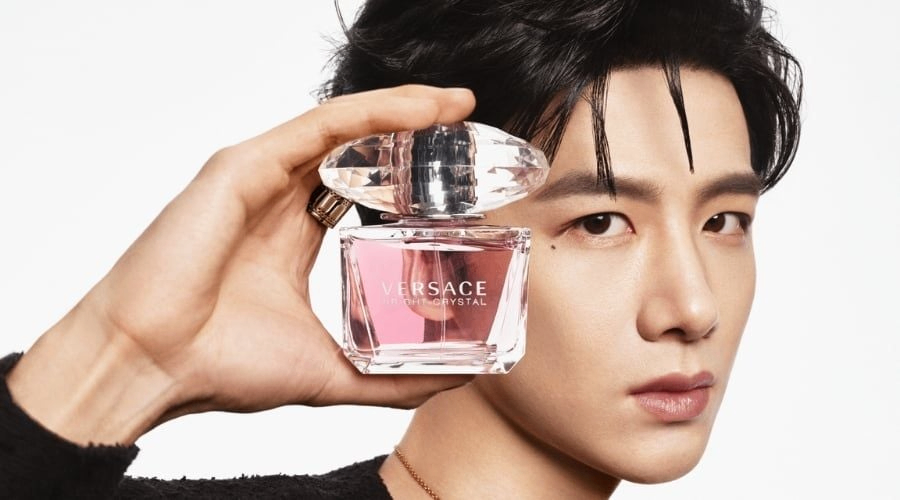BẠCH KÍNH ĐÌNH TRỞ THÀNH ĐẠI SỨ NƯỚC HOA TOÀN CẦU CỦA THƯƠNG HIỆU VERSACE