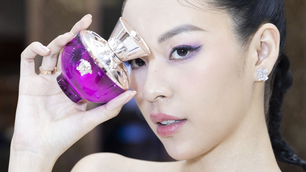 “LÀN HƯƠNG TÍM” VERSACE ĐẦY MÊ HOẶC
