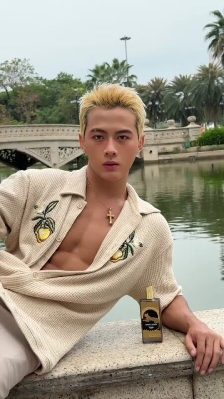CUNG-HUANG-LONG-HOA-TRAN-DAM-CHIM-VAO-THE-GIOI-HOANG-DA-CUA-MEMO-PARIS-AFRICAN-LEATHER.jpg
