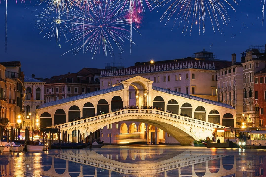 VẺ ĐẸP LỄ HỘI: KHI VENICE THẮP SÁNG MÙI HƯƠNG CUỐI NĂM