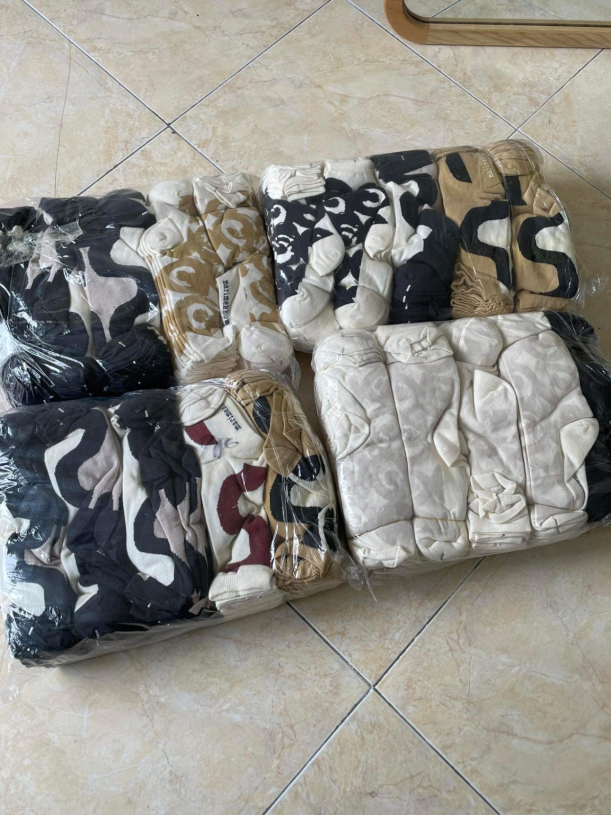 Tất Uni vân mây