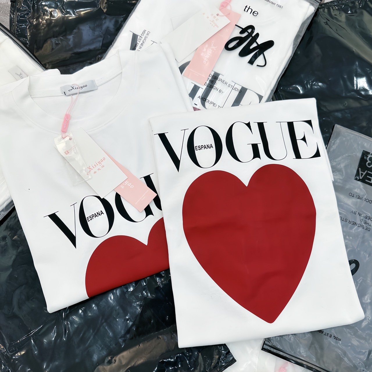 Áo phông trắng tim đỏ VOGUE