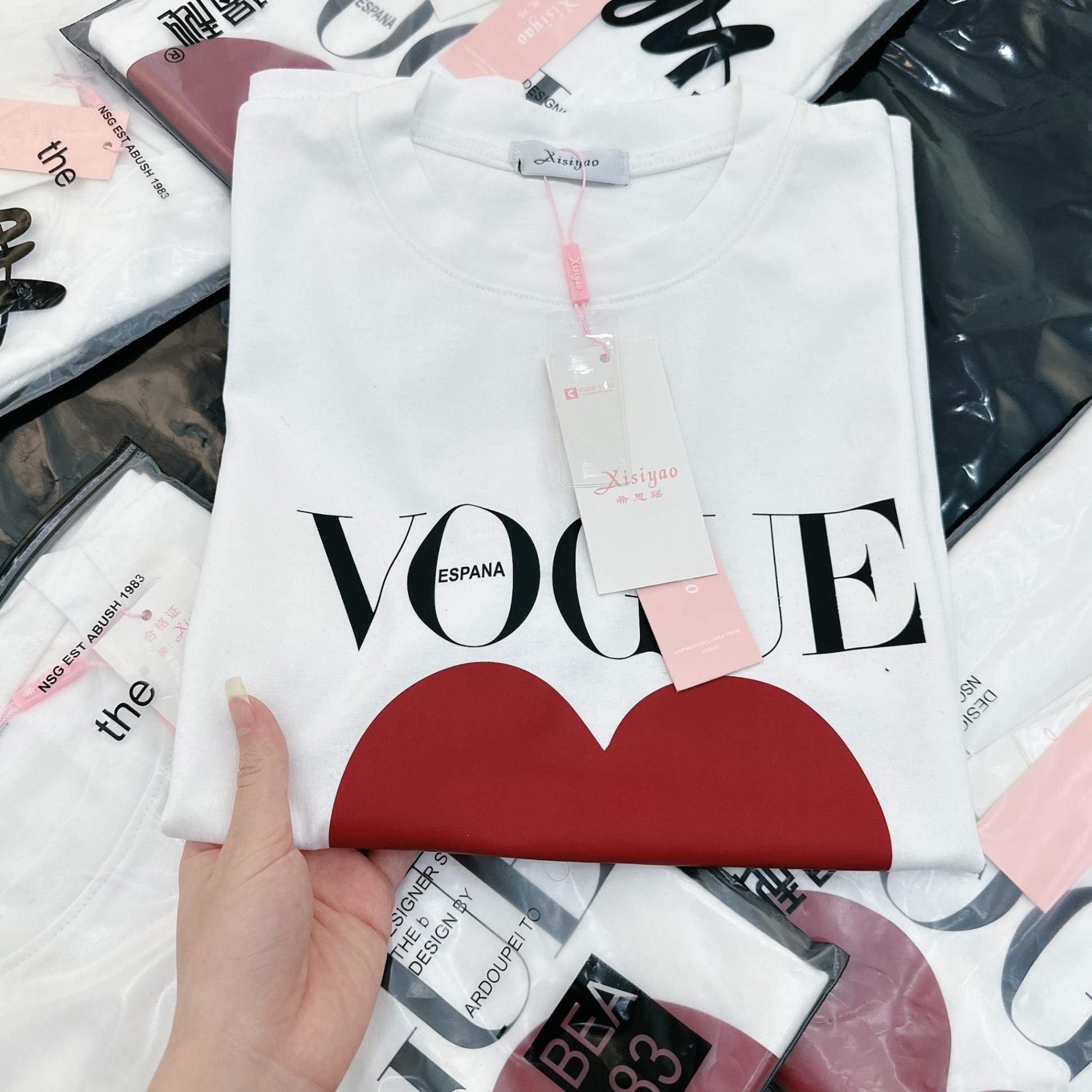 Áo phông trắng tim đỏ VOGUE