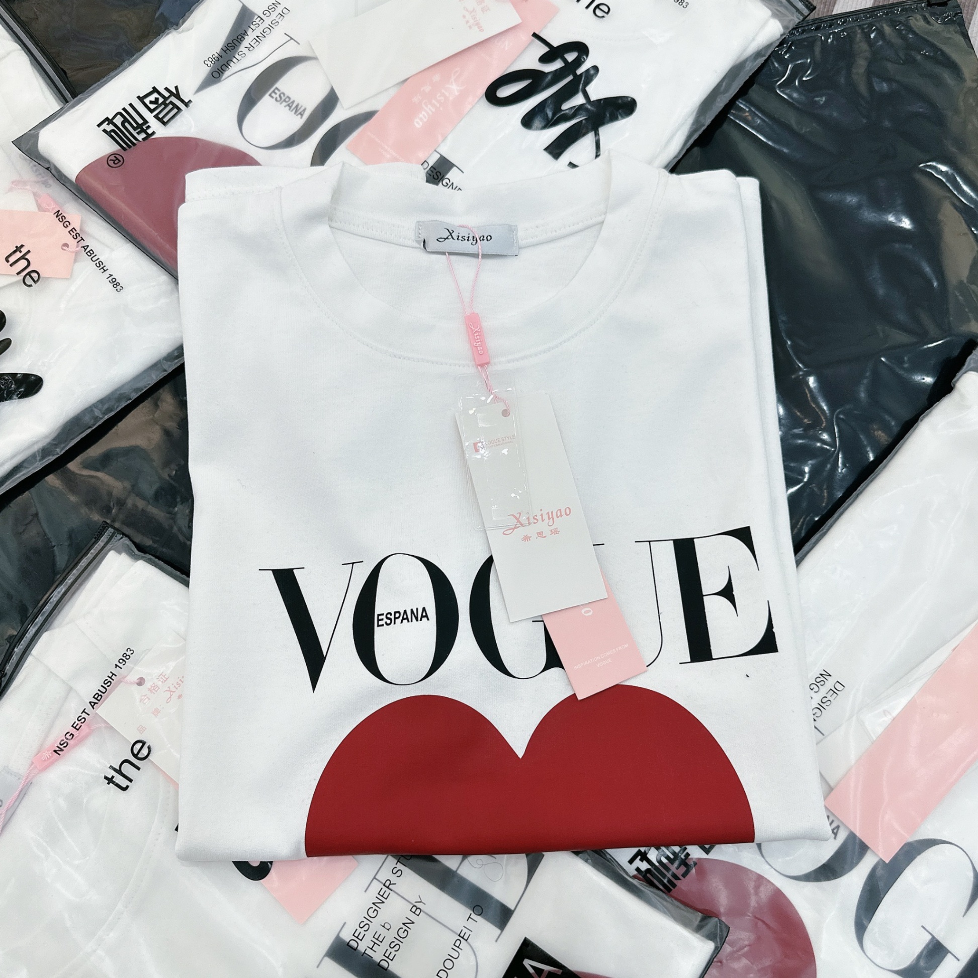 Áo phông trắng tim đỏ VOGUE