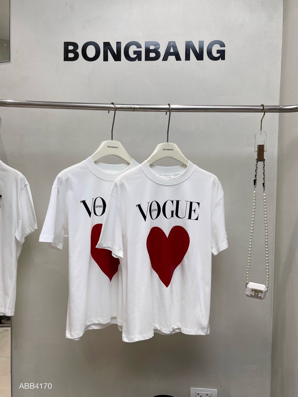 Áo phông trắng tim đỏ VOGUE