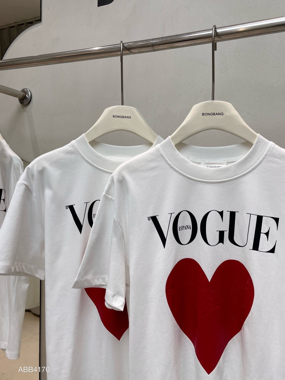 Áo phông trắng tim đỏ VOGUE