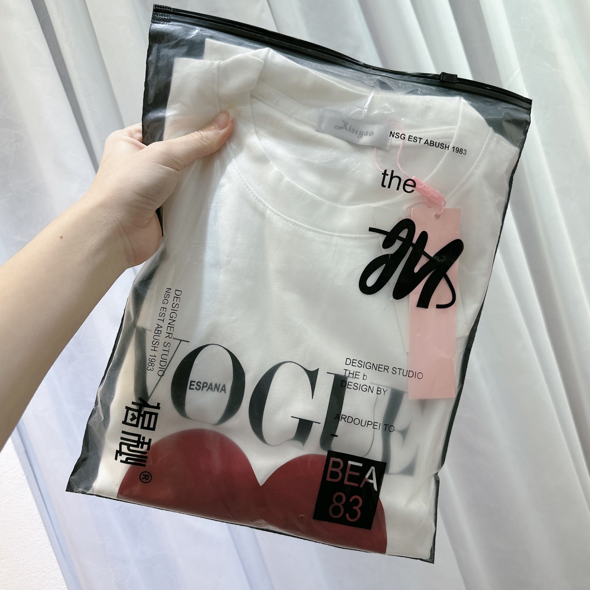 Áo phông trắng tim đỏ VOGUE