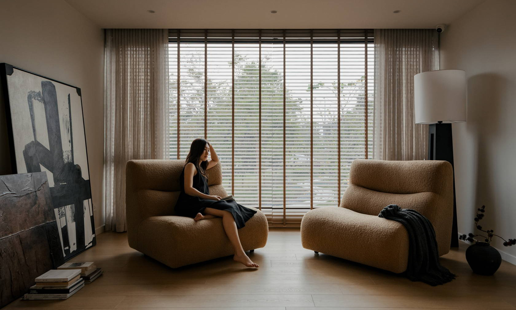 Gia đình vợ chồng trẻ nên lựa chọn sofa bọc da hay vải nỉ? Ưu nhược điểm chi tiết