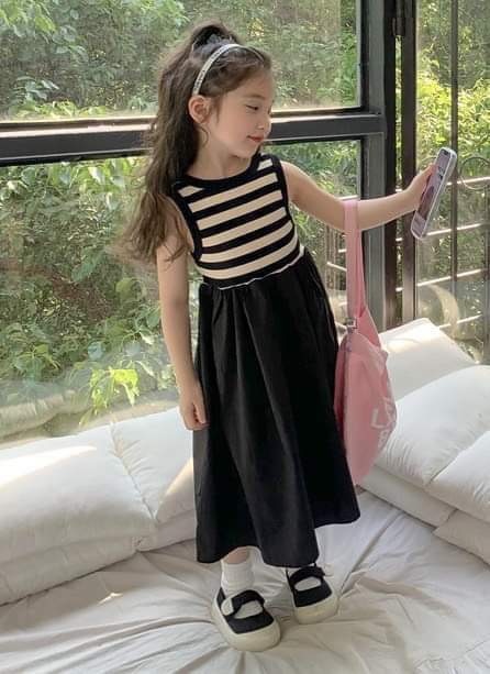 Váy sat nách kẻ đen phối chân thô liền bé gái