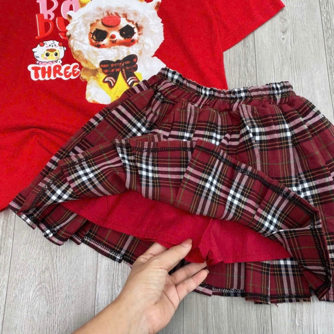 Bộ áo đỏ babythree chân váy kẻ đỏ bé gái