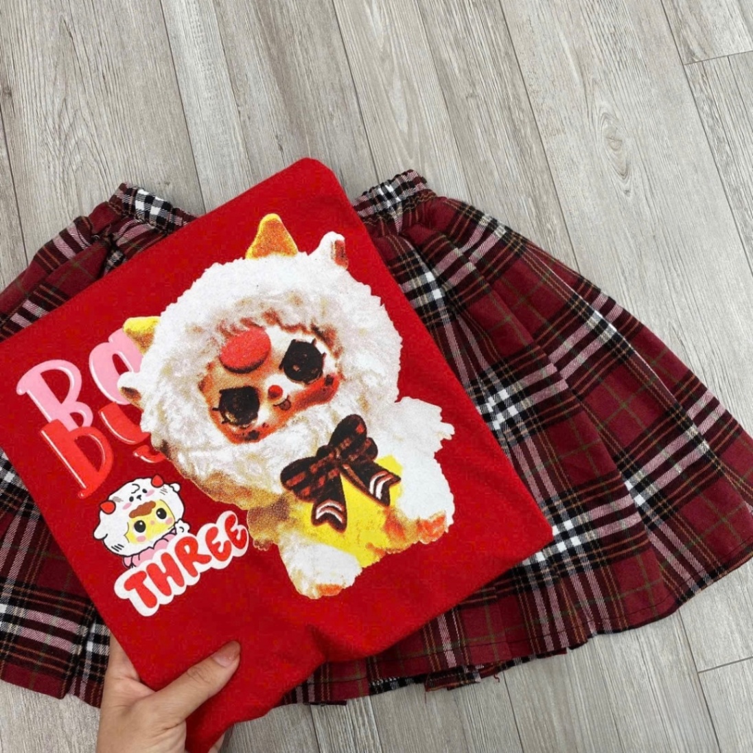 Bộ áo đỏ babythree chân váy kẻ đỏ bé gái