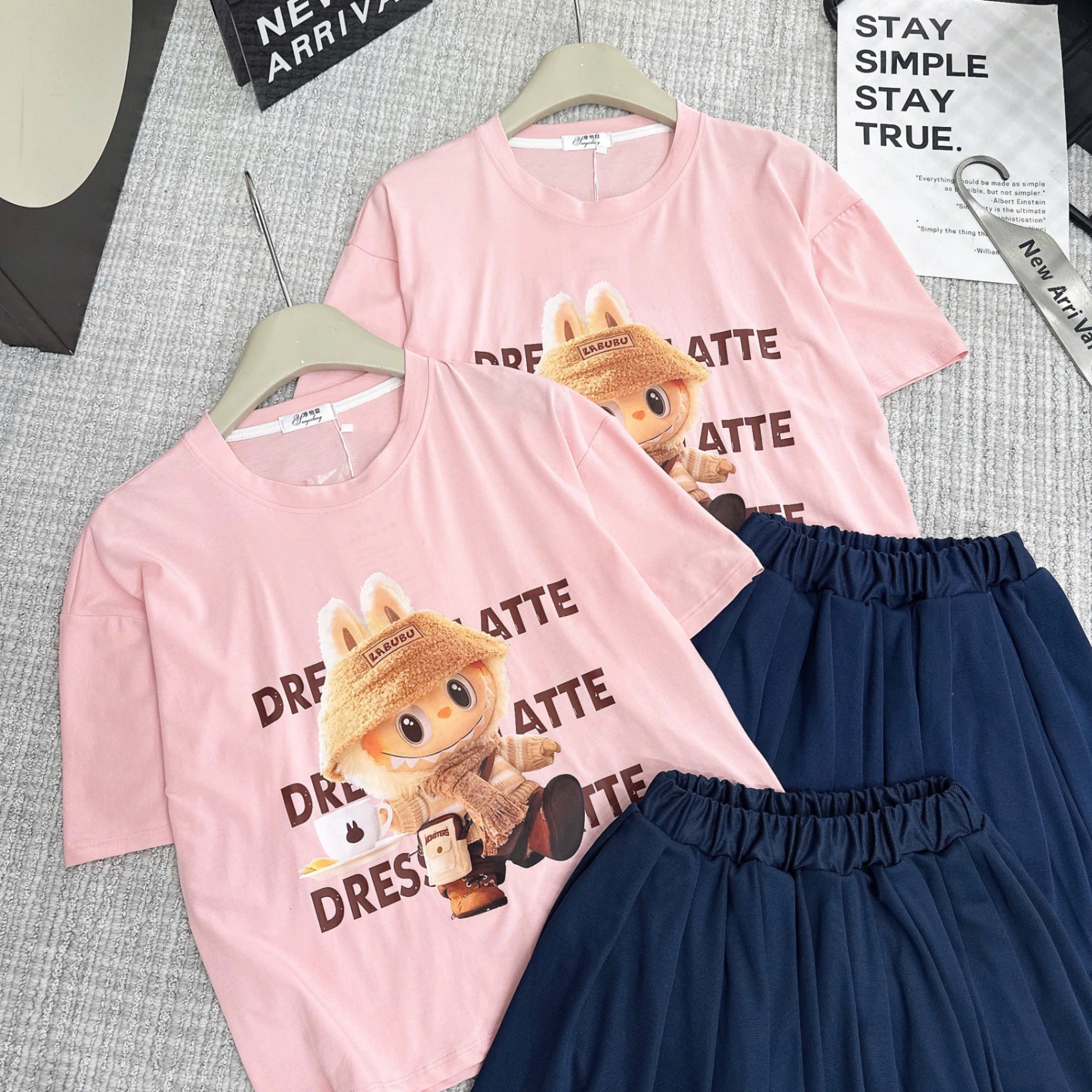 Bộ labubu dress latte áo hồng chân váy xếp ly than bé gái