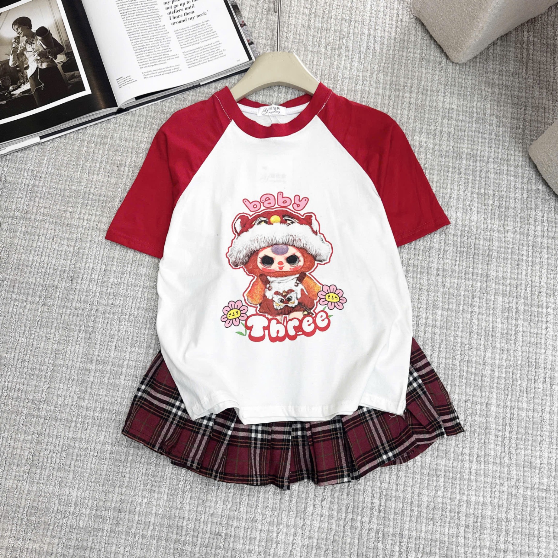 Bộ babythree áo trắng phối tay đỏ chân váy xếp ly kẻ đỏ bé gái
