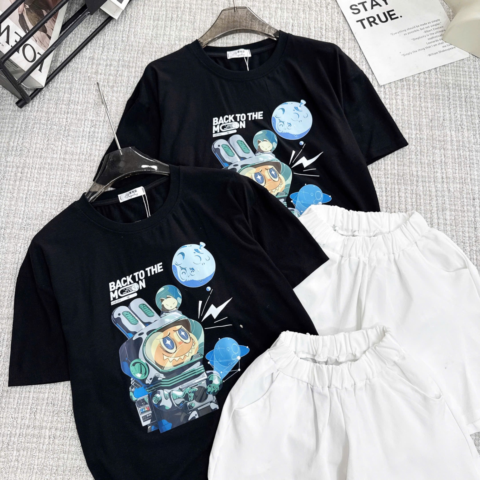 Bộ labubu phi hành gia back to the moon áo đen quần kaki trắng bé trai
