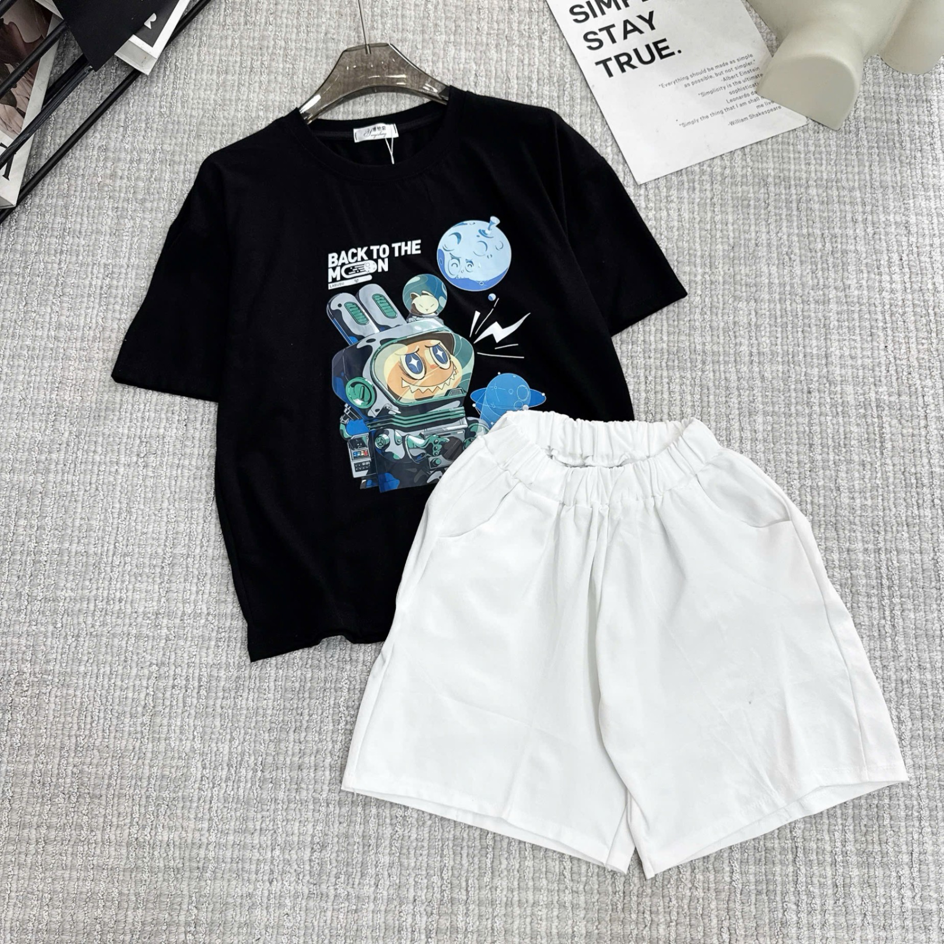 Bộ labubu phi hành gia back to the moon áo đen quần kaki trắng bé trai