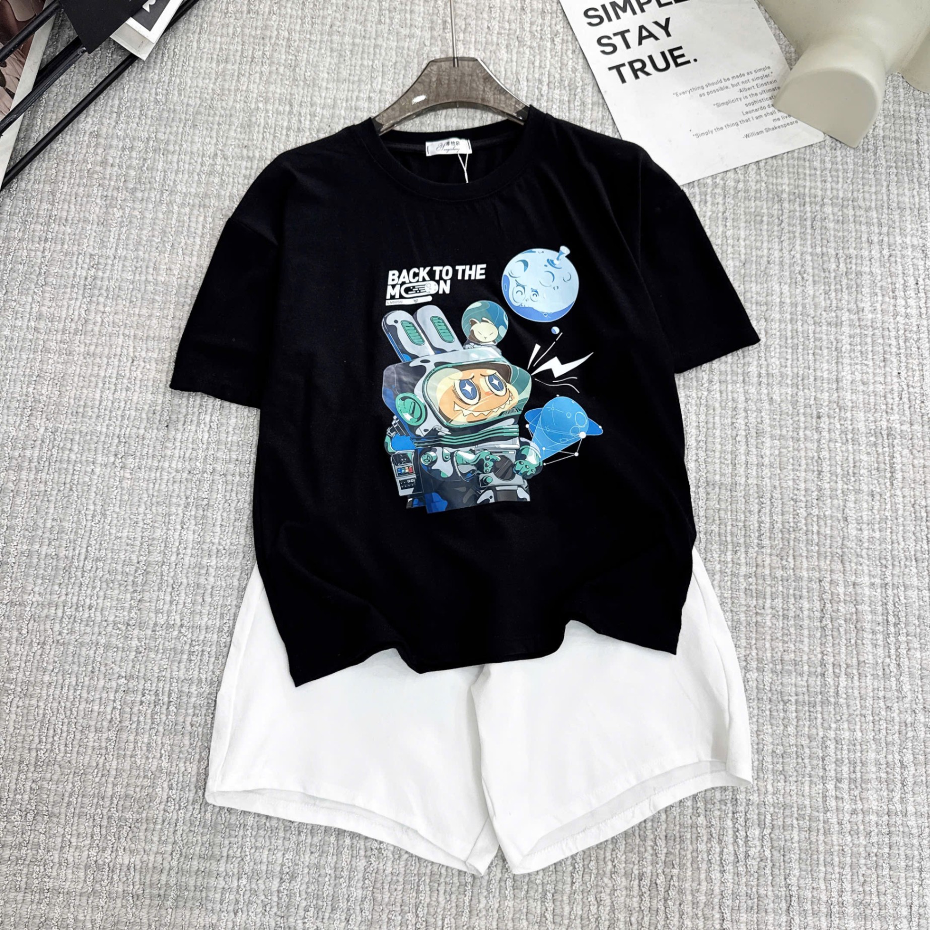Bộ labubu phi hành gia back to the moon áo đen quần kaki trắng bé trai