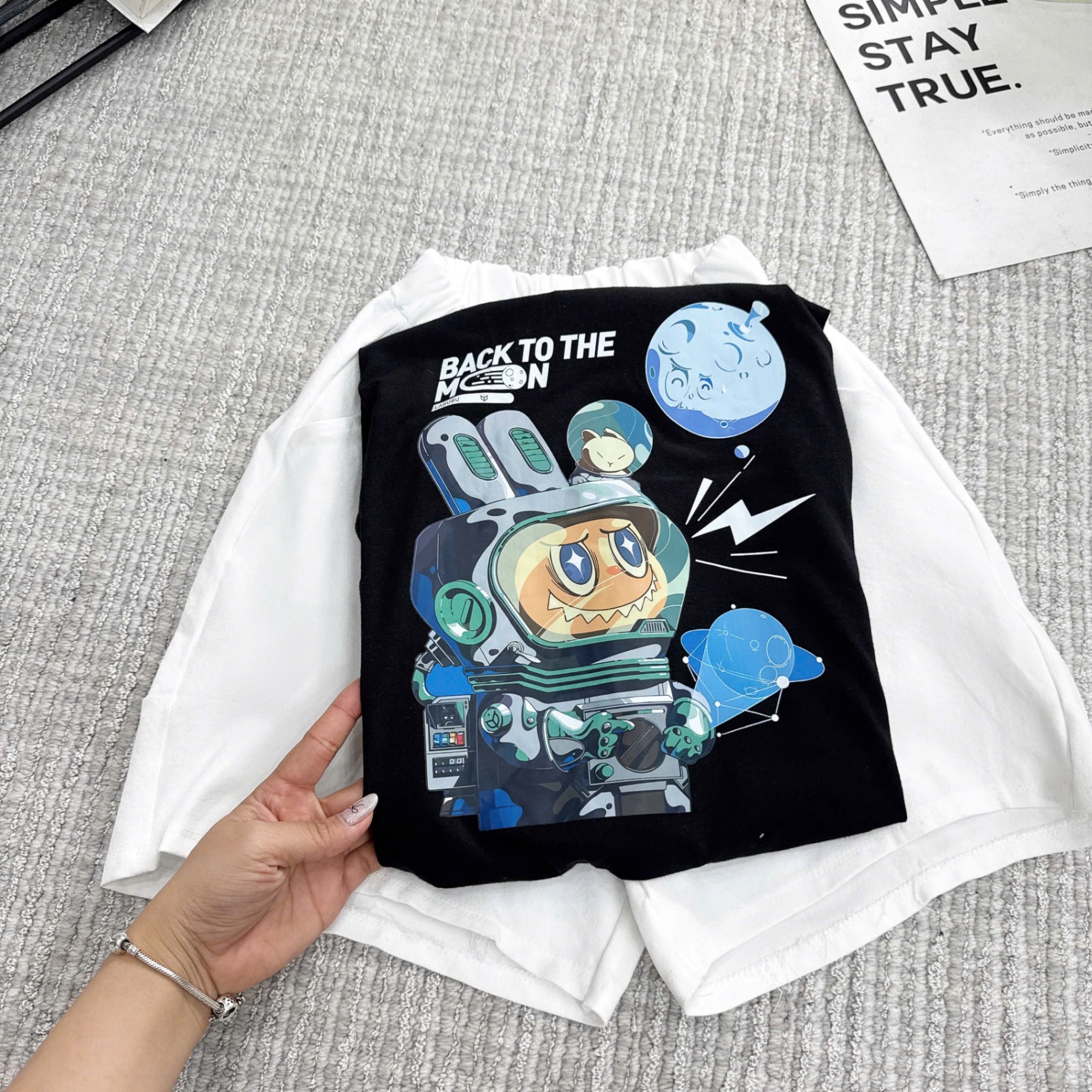 Bộ labubu phi hành gia back to the moon áo đen quần kaki trắng bé trai