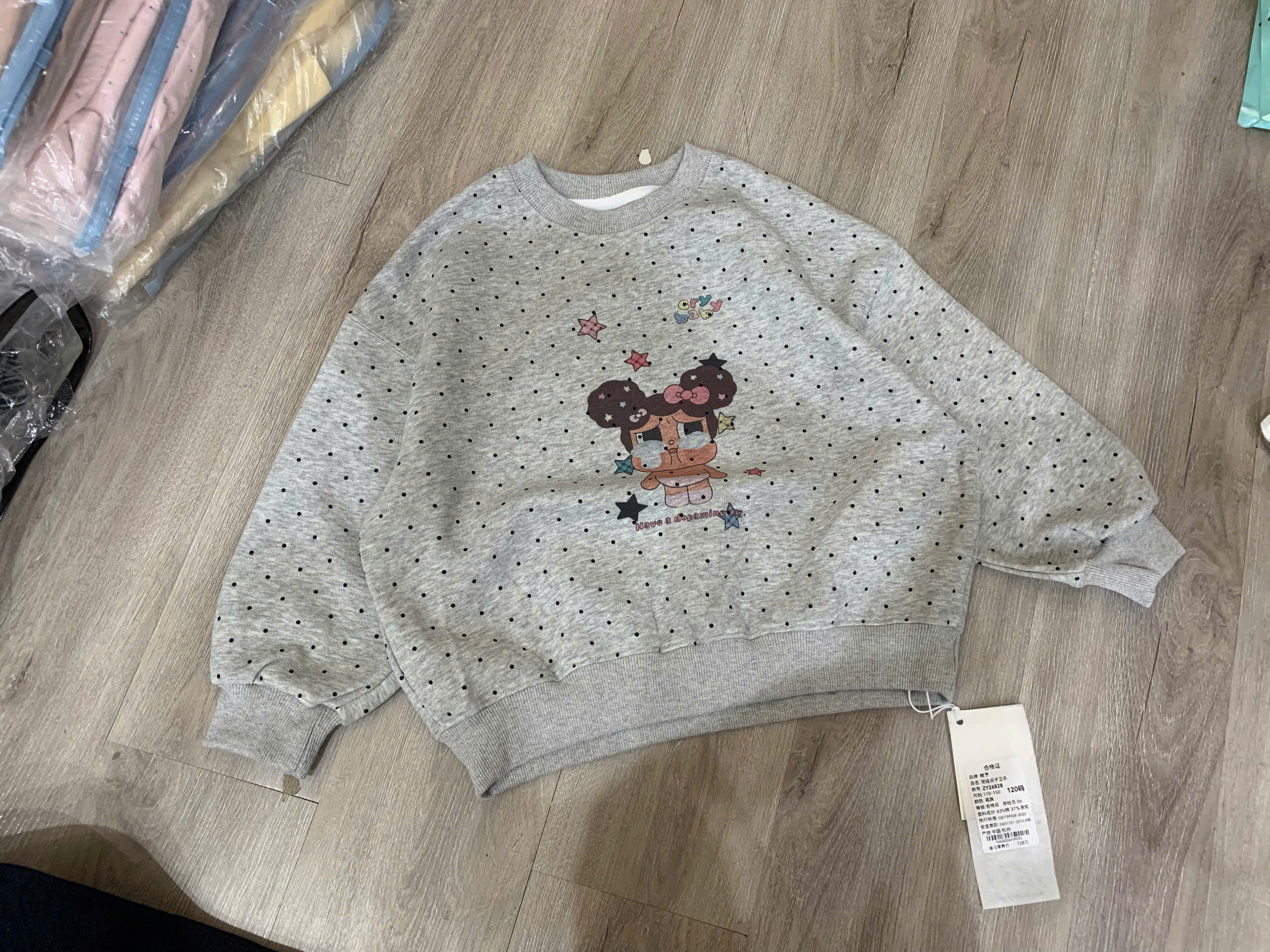 26828 áo nỉ ghi chấm bi