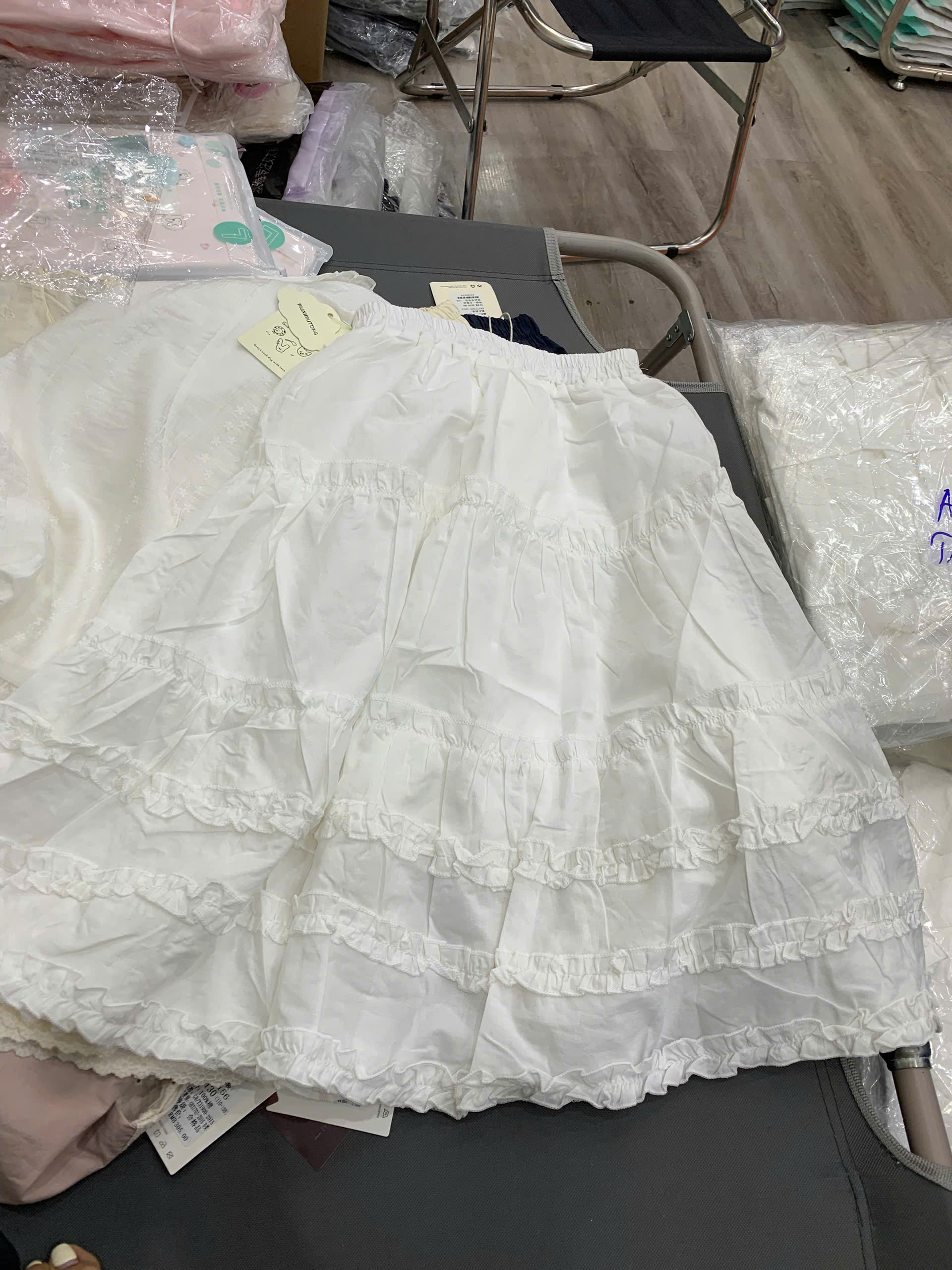 H6008 chân váy trắng dài