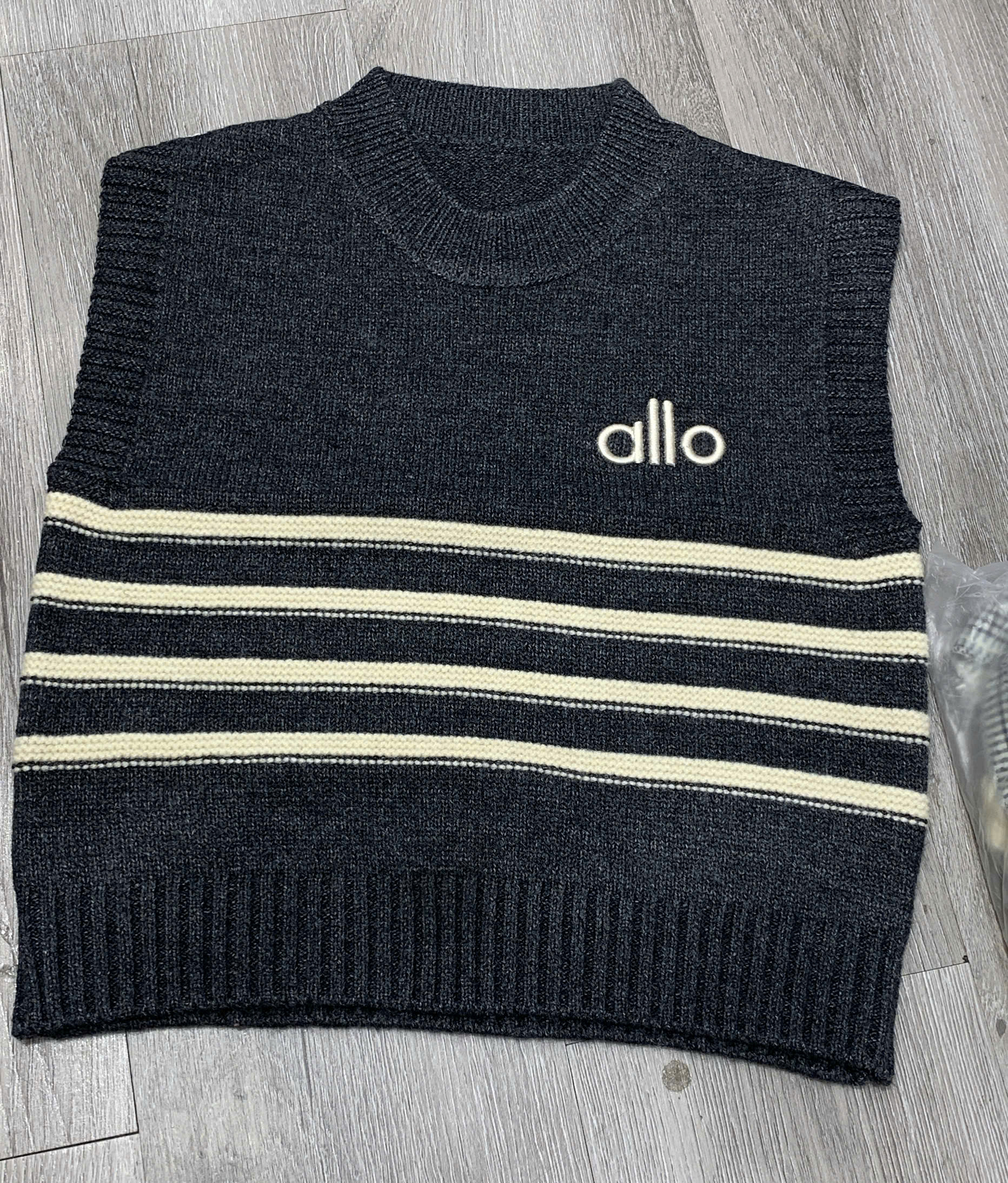Y2603 áo gile len Allo