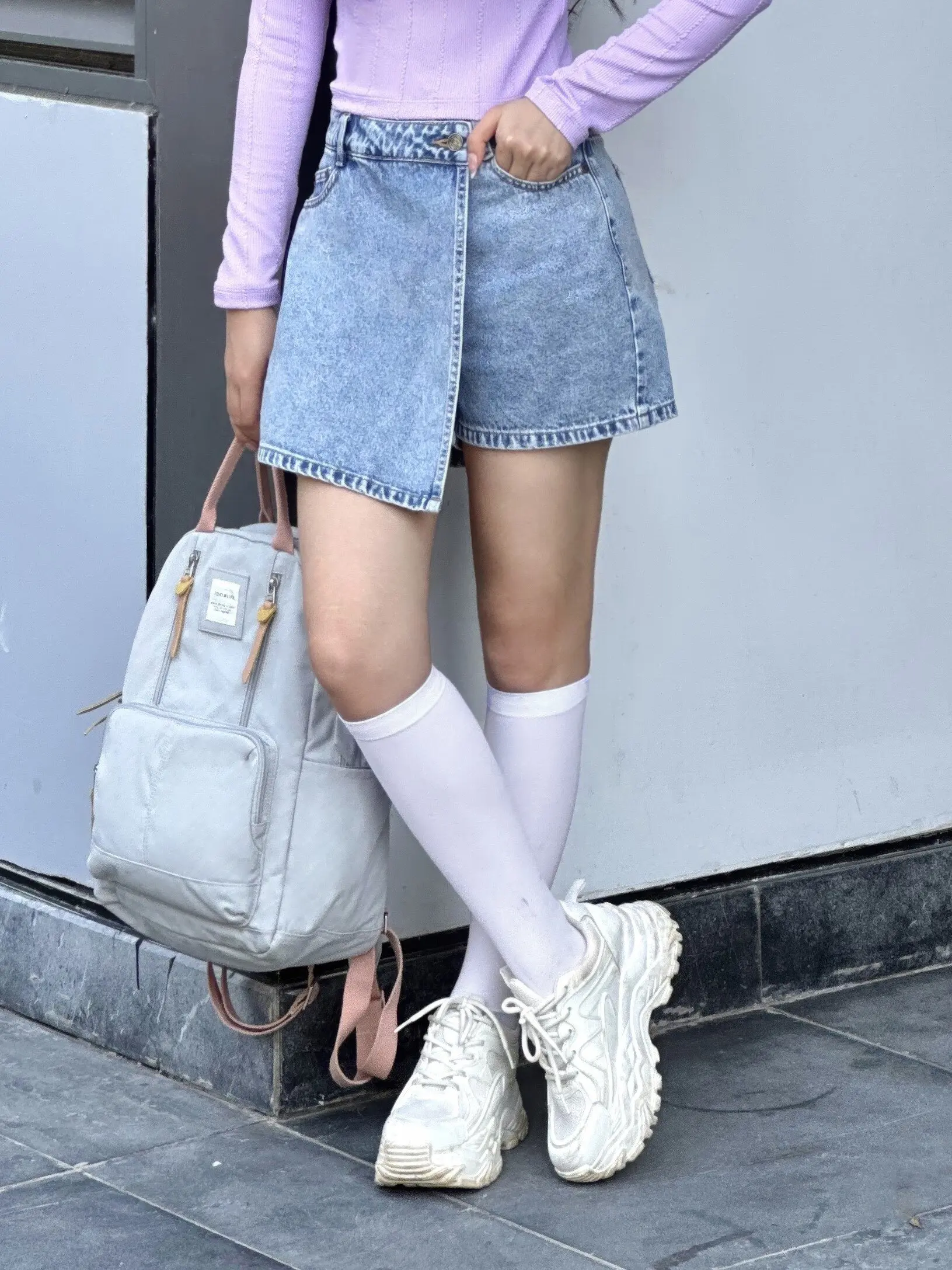 Chân Váy- Liên Hệ
