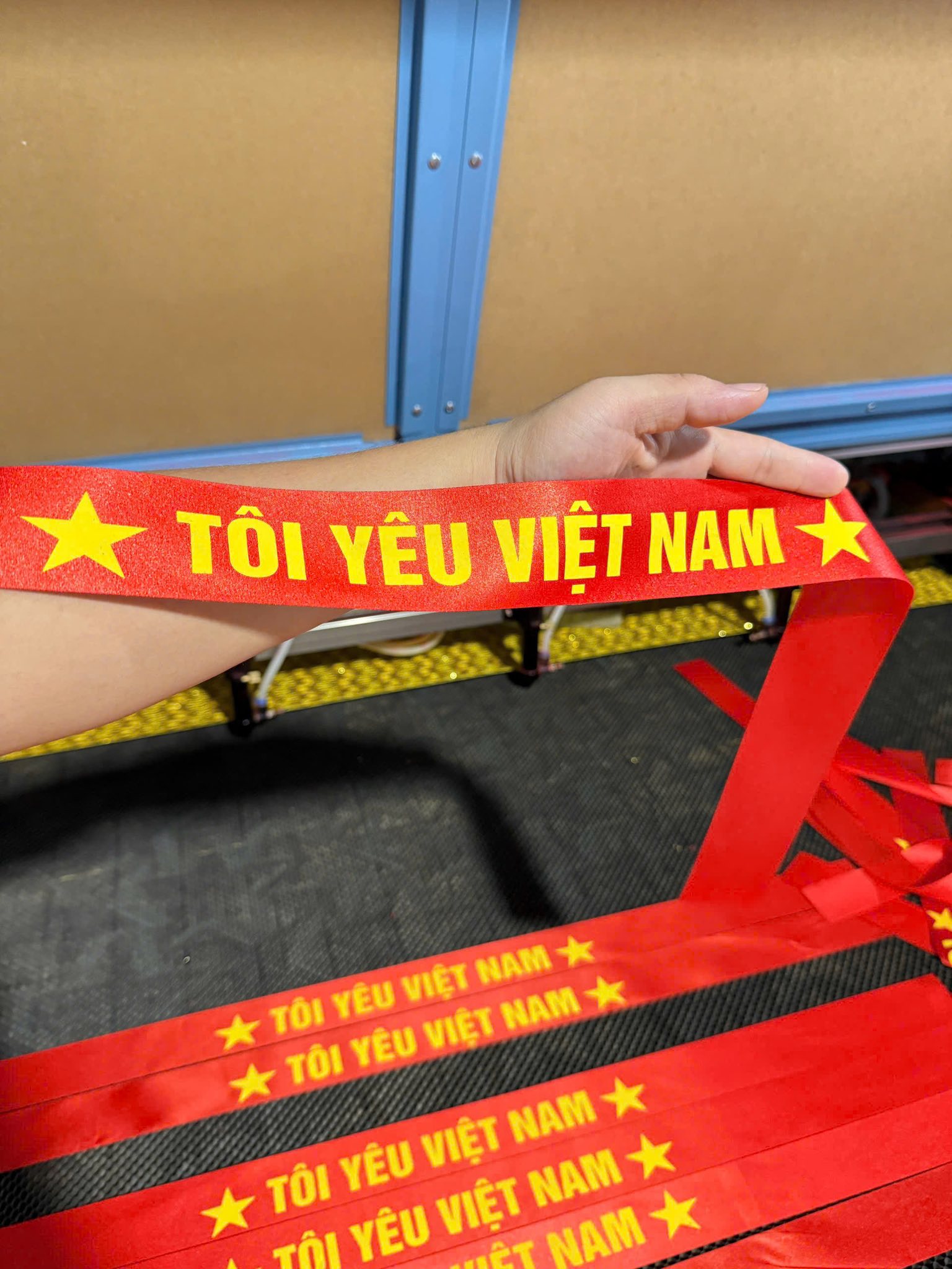 Băng rôn tôi yêu Việt Nam Vải phi bóng đẹp