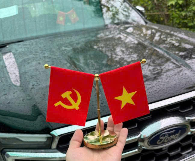Cờ để bàn ô tô